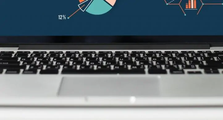 notebook acessando criação de site responsivo