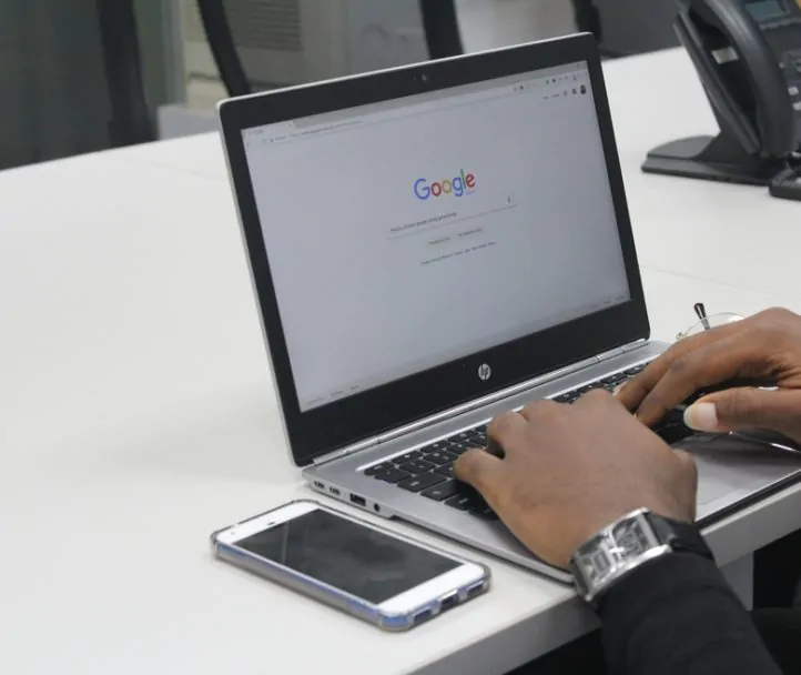 pessoa acessando o google no notebook