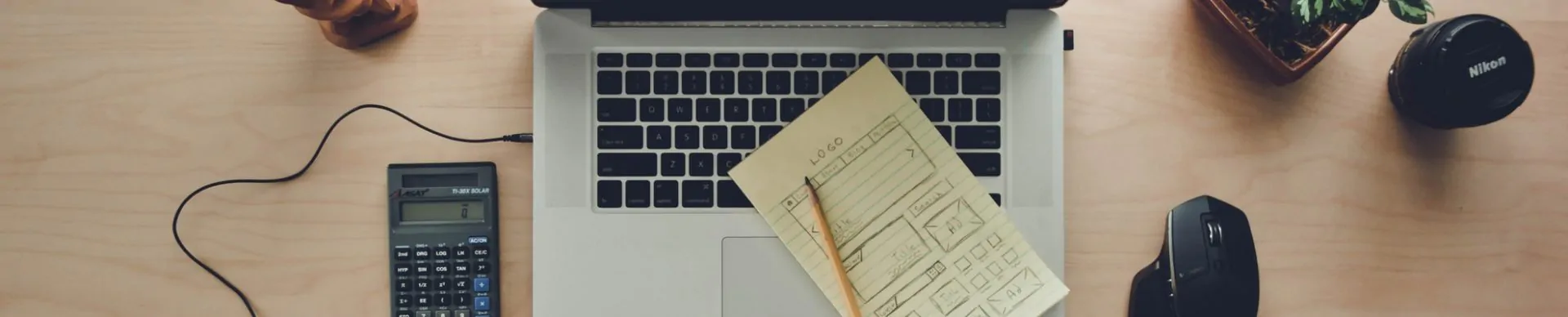 mesa de escritorio com notebook e calculadora