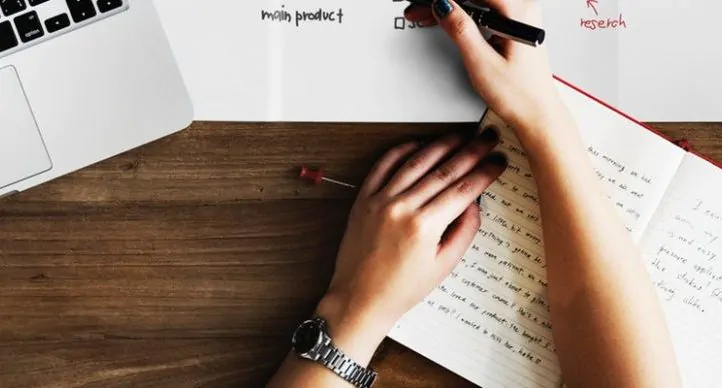 pessoa fazendo planejamento de marketing para loja virtual