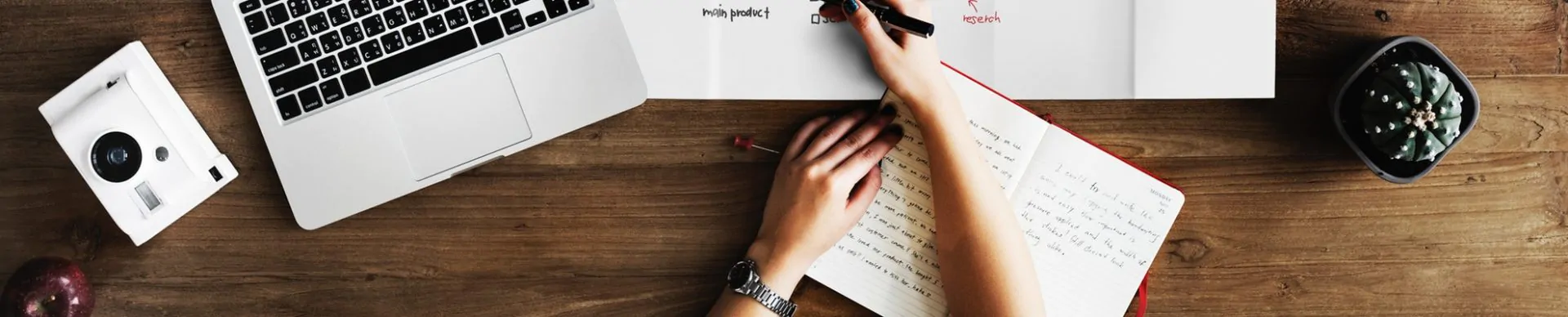 pessoa fazendo planejamento de marketing para loja virtual