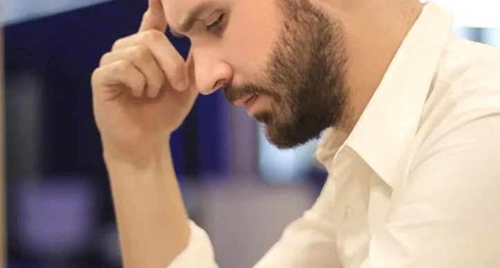 homem pensando em mesa como montar loja virtual de sucesso passo a passo