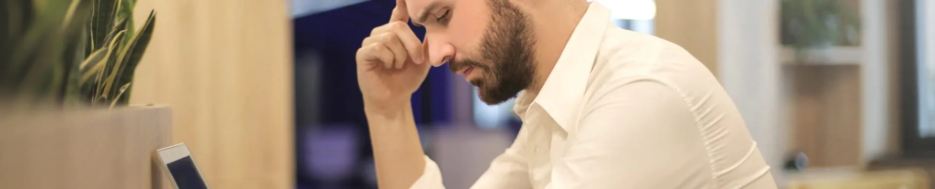 homem pensando em mesa como montar loja virtual de sucesso passo a passo