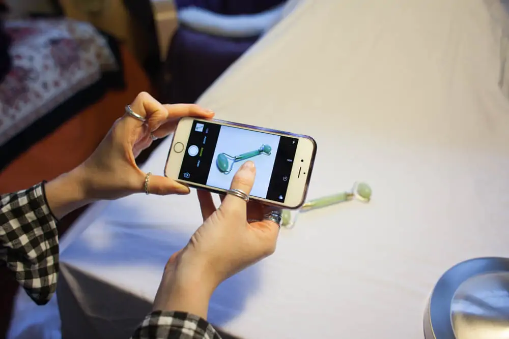 pessoa fotogrando produtos para montar loja virtual gratis