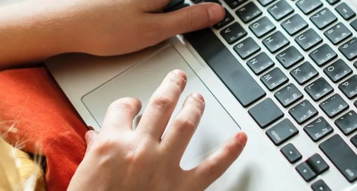 pessoa no notebook montando loja virtual grátis