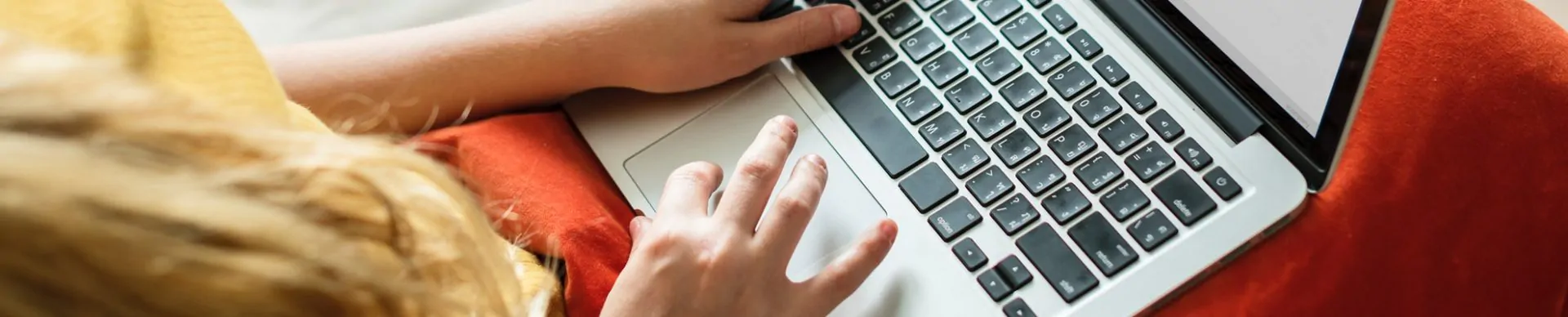 pessoa no notebook montando loja virtual grátis