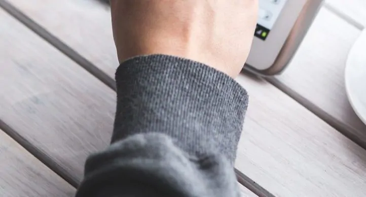 homem acessando browser pelo tablet para ilustrar cross browser