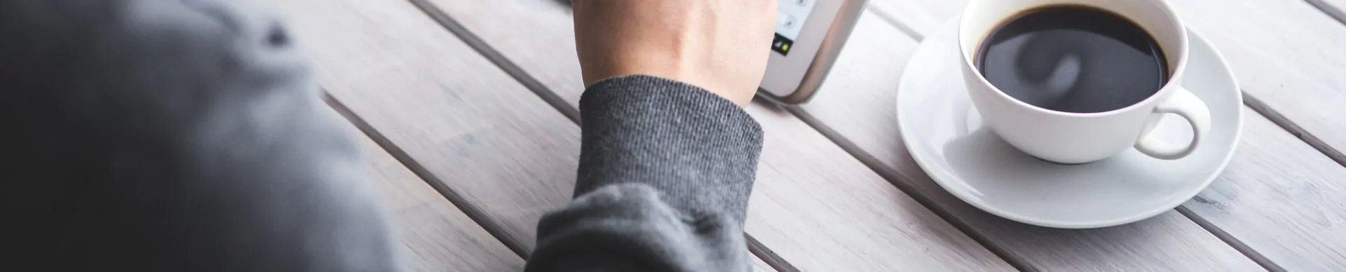 homem acessando browser pelo tablet para ilustrar cross browser