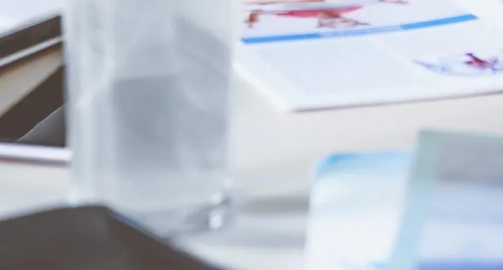 papéis em mesa de homem que oferece consultoria seo