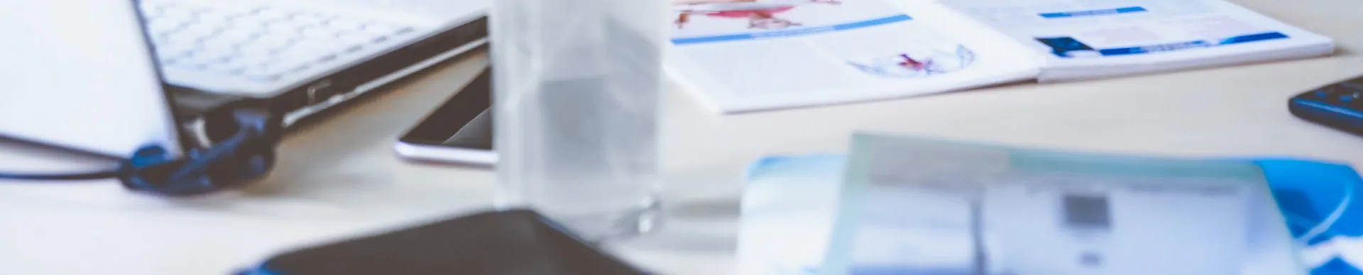 papéis em mesa de homem que oferece consultoria seo