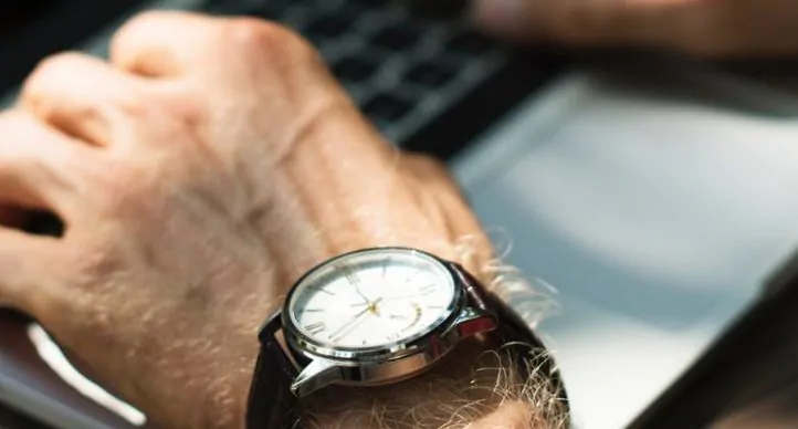 homem acessando marketplace pelo notebook