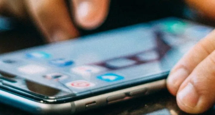 homem acessando smartphone para representar o mobile first