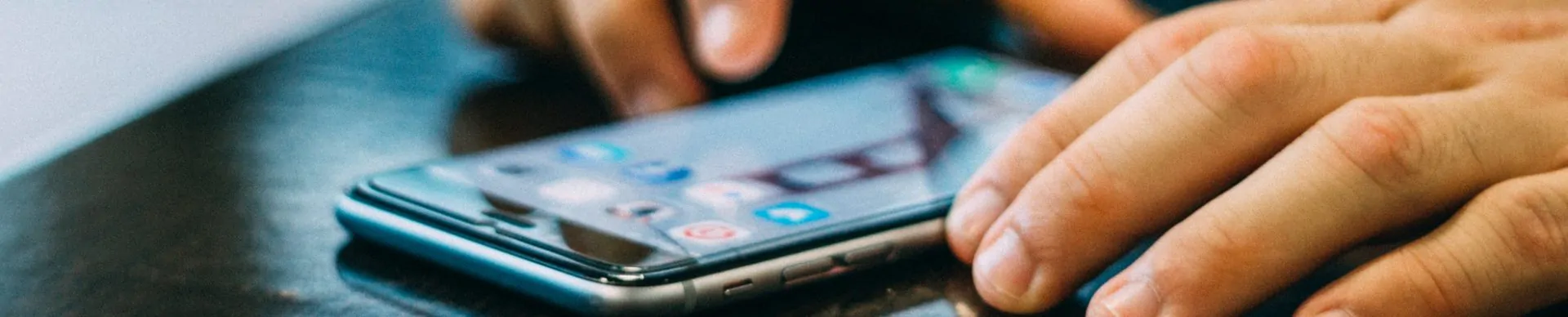 homem acessando smartphone para representar o mobile first