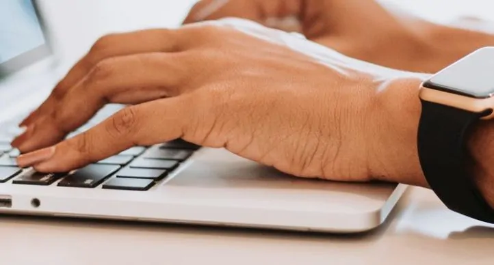 pessoa otimizando seo em wordpress no notebook