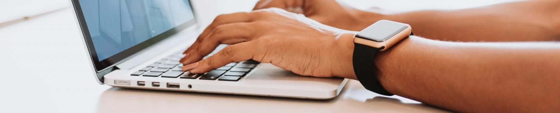 pessoa otimizando seo em wordpress no notebook