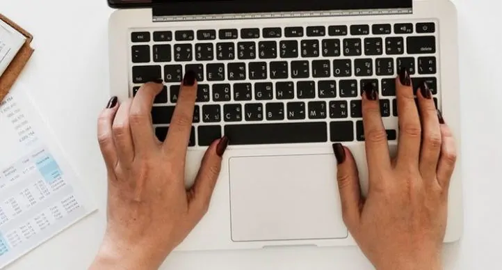 pessoa calculando quanto custa manter um site no ar