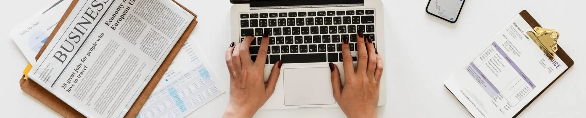 pessoa calculando quanto custa manter um site no ar