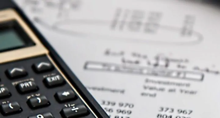 calculadora e papeis para representar quanto custa um site de vendas